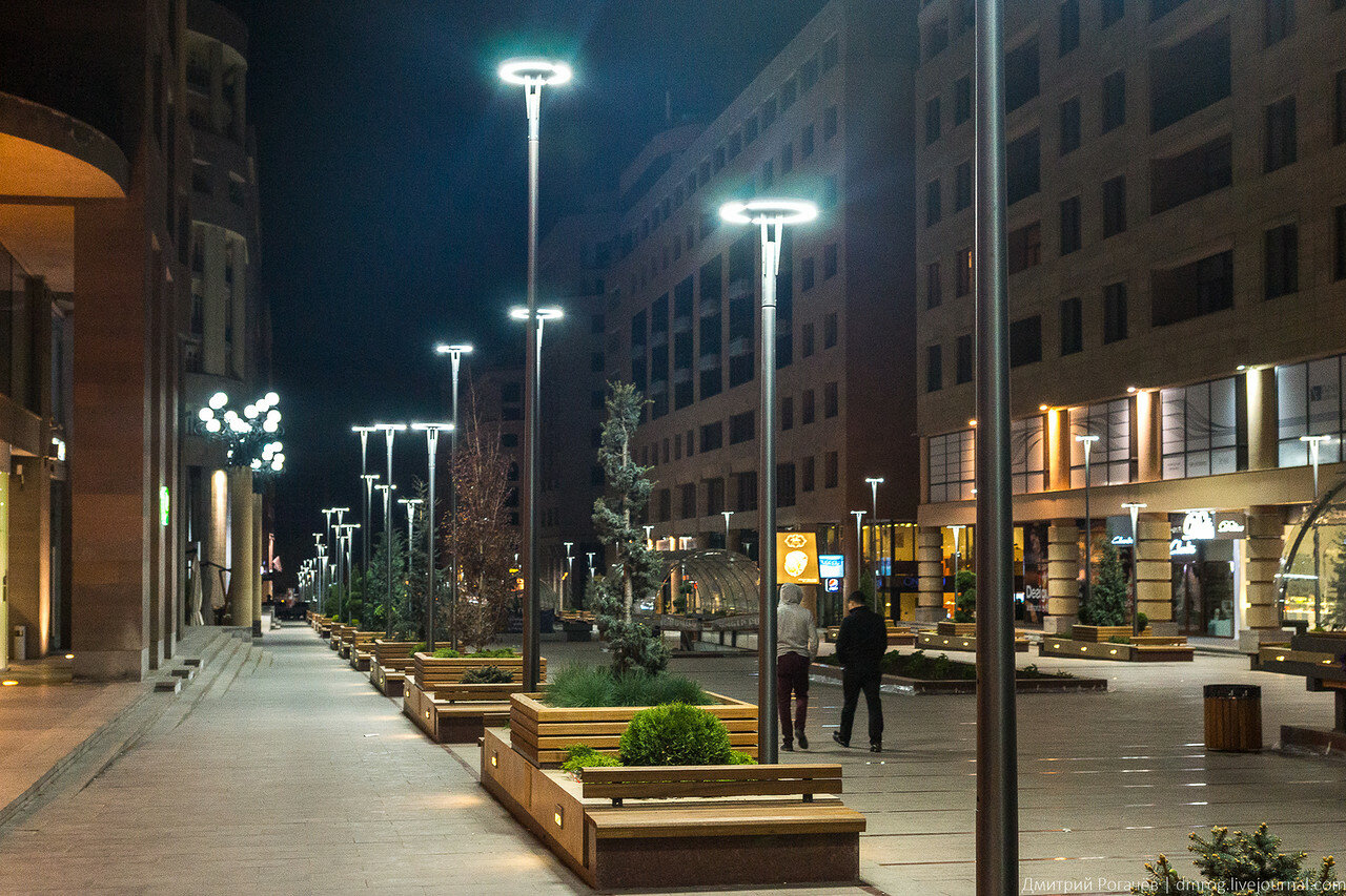 Ночной ереван. Северный проспект Ереван. Северный проспект Ереван вечером. Северный проспект Армения ночью. Ночной Ереван улицы.